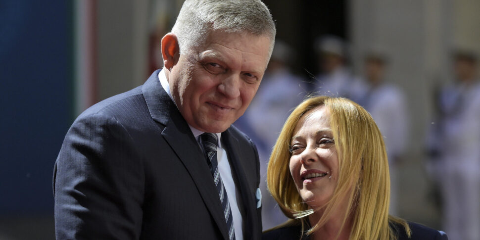 https://assets.gds.it/2025/06/Italian-PM-Meloni-meets-Slovak-PM-Fico_85572541-970x485.jpg
