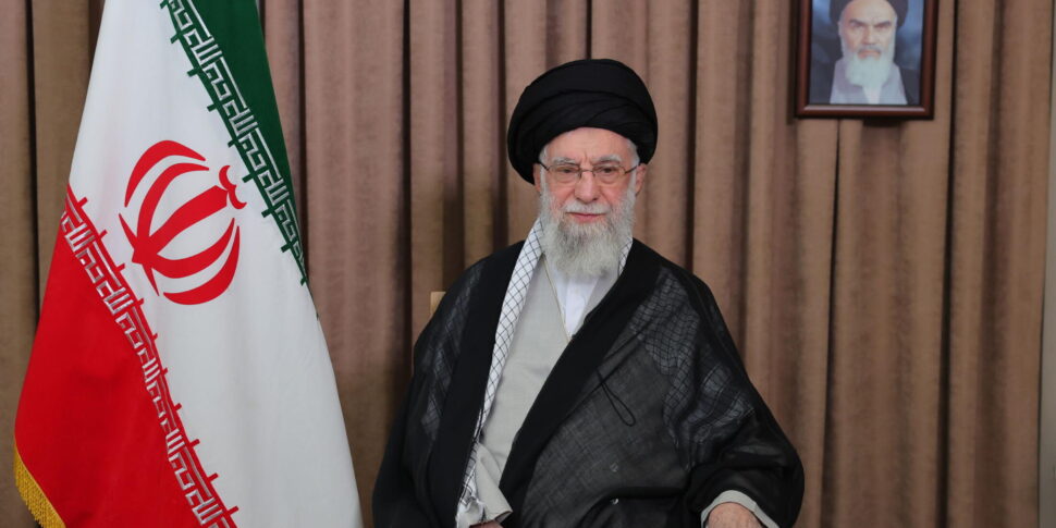 https://assets.gds.it/2025/06/Khamenei-970x485.jpg