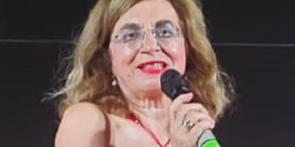 https://assets.gds.it/2025/06/Marina-Buttari-docente-di-latino-e-greco-al-liceo-classico-Vittorio-Emanuele-III_85843816-970x485.jpg