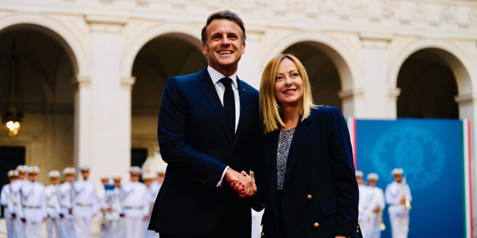 https://assets.gds.it/2025/06/Meloni-riceve-il-presidente-francese-Macron-a-P.Chigi_85577778-970x485.jpg