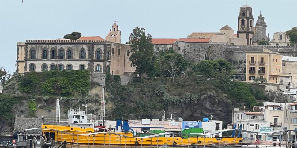 Eolie, la guardia costiera sequestra la nave dei rifiuti