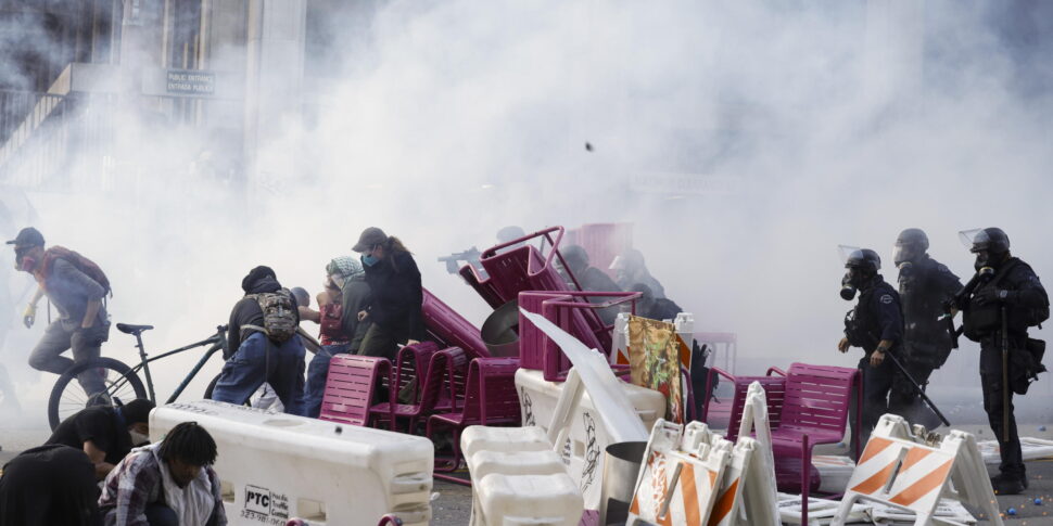 https://assets.gds.it/2025/06/National-Guard-deployed-by-President-Trump-as-anti-ICE-protests-continue-in-Los-Angeles_85684290-970x485.jpg