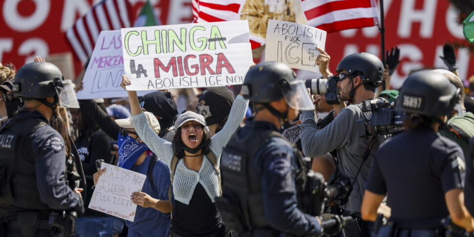 https://assets.gds.it/2025/06/National-Guard-deployed-by-President-Trump-as-anti-ICE-protests-continue-in-Los-Angeles_85684337-970x485.jpg