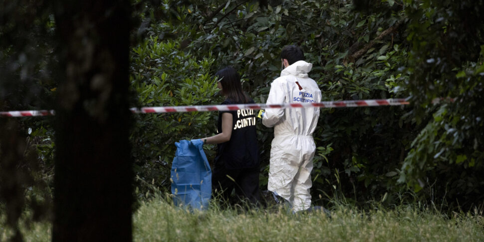 https://assets.gds.it/2025/06/Neonato-trovato-morto-a-villa-Pamphili-a-Roma_85660278-970x485.jpg