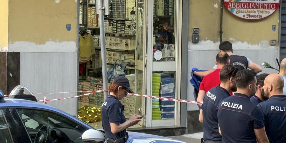 https://assets.gds.it/2025/06/Omicidio-ad-Afragola-luomo-e-stato-freddato-in-un-negozio_85729013-970x485.jpg