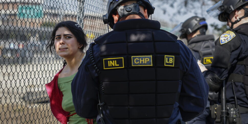 https://assets.gds.it/2025/06/Ongoing-protests-of-ICE-in-Los-Angeles_85718477-970x485.jpg