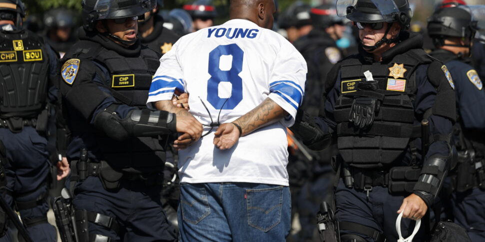 https://assets.gds.it/2025/06/Ongoing-protests-of-ICE-in-Los-Angeles_85718566-970x485.jpg