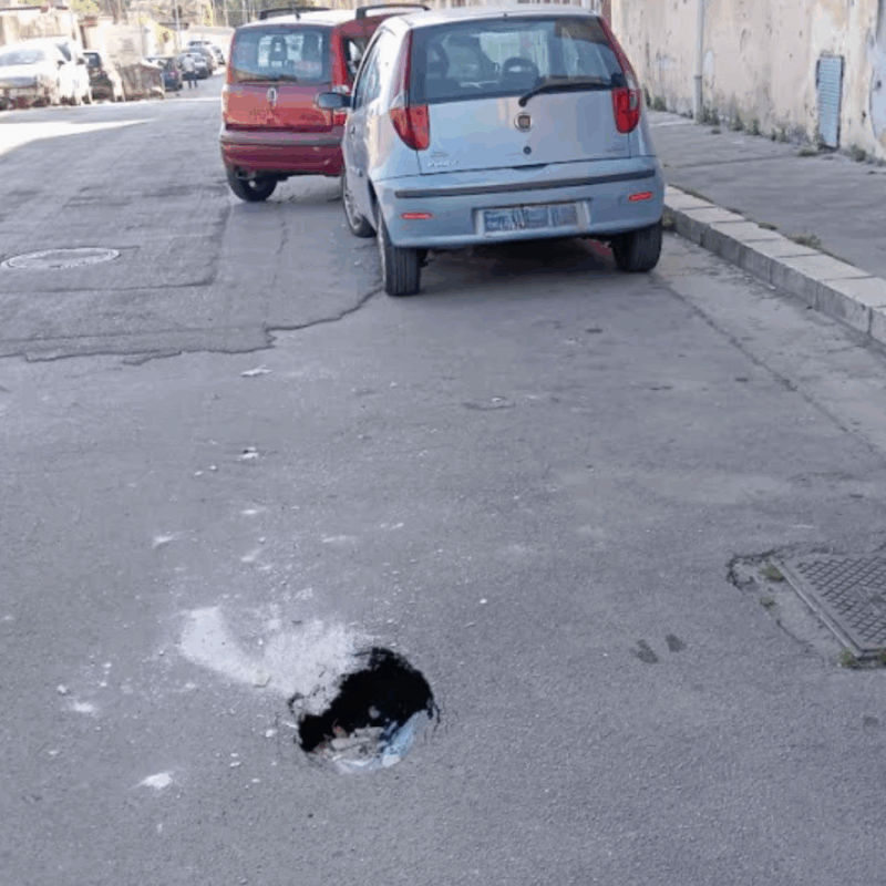 Voragine in via Rocky Marciano allo Zen, i residenti: s'intervenga presto