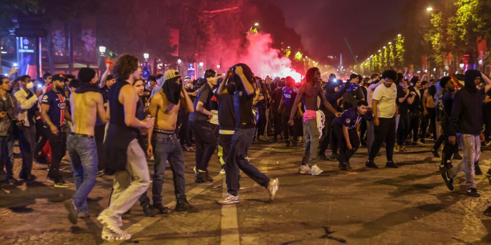 https://assets.gds.it/2025/06/PSG-fans-celebrate-UEFA-Champions-League-win-Paris_85530351-970x485.jpg