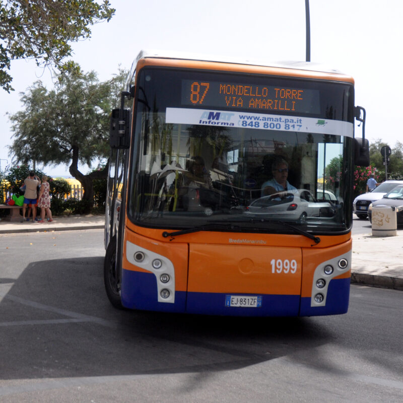 Palermo.Mondello,domenica tra sole,mare,traffico e rifiuti.Ph.Alessandro Fucarini