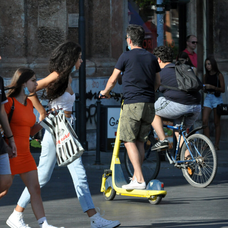 Palermo.Monopattini e biciclette sfrecciano nell'area pedonale di via Maqueda.. Ph.Alessandro Fucarini