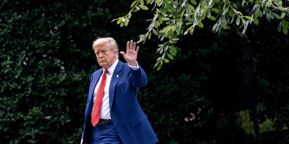 https://assets.gds.it/2025/06/President-Trump-departs-White-House-for-New-Jersey_85899518-970x485.jpg