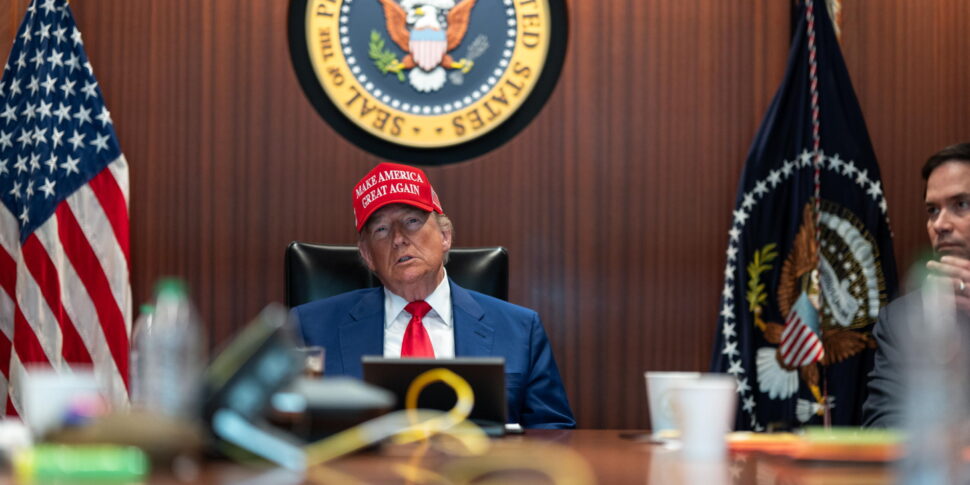 https://assets.gds.it/2025/06/President-Trump-in-Situation-Room-of-White-House_85919961-970x485.jpg