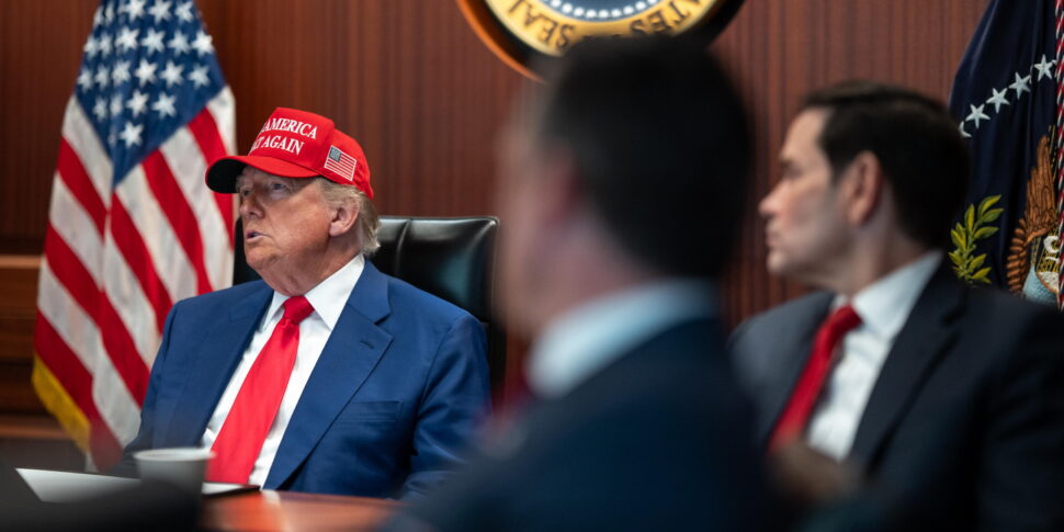 https://assets.gds.it/2025/06/President-Trump-in-Situation-Room-of-White-House_85919966-970x485.jpg