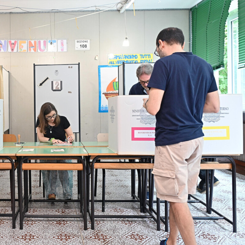 Votazioni per il referendum popolare presso il seggio nell'istituto Eugenio Montale-Ada Negri a Torino , 8 giugno 2025. ANSA/ALESSANDRO DI MARCO