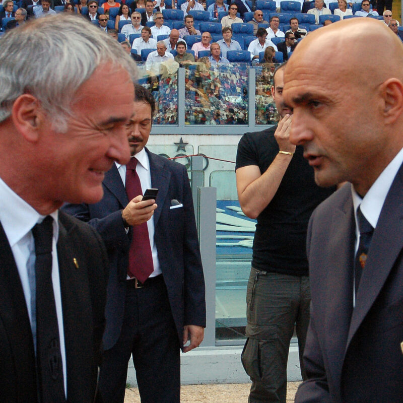 Gli allenatori Luciano Spalletti (D) e Claudio Ranieri in una immagine del 23 settembre 2007 allo stadio Olimpico di Roma prima della partita Roma-Juventus. ANSA / ROBERTO TEDESCHI