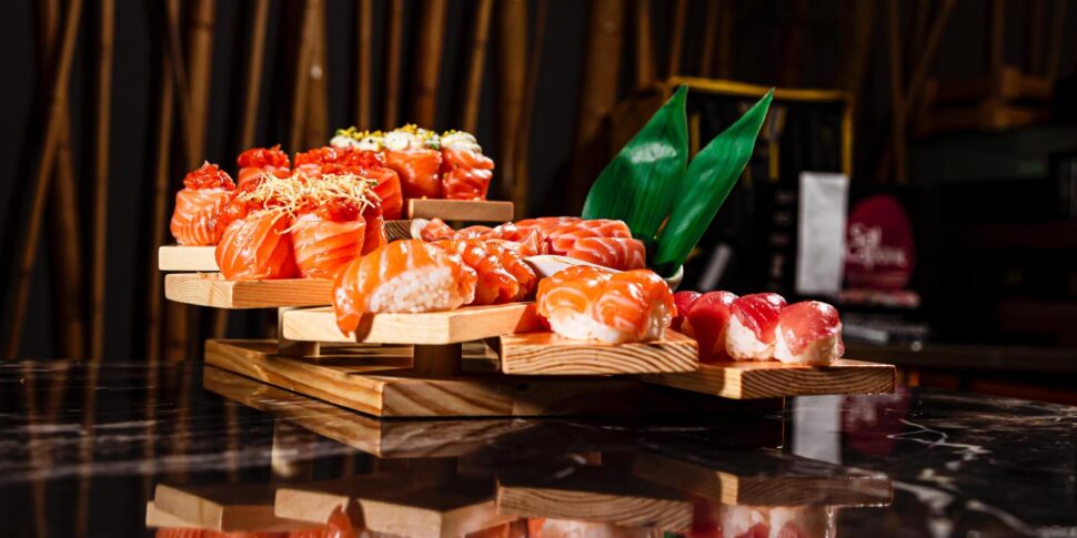 https://assets.gds.it/2025/06/SUSHI-4-970x485.jpg