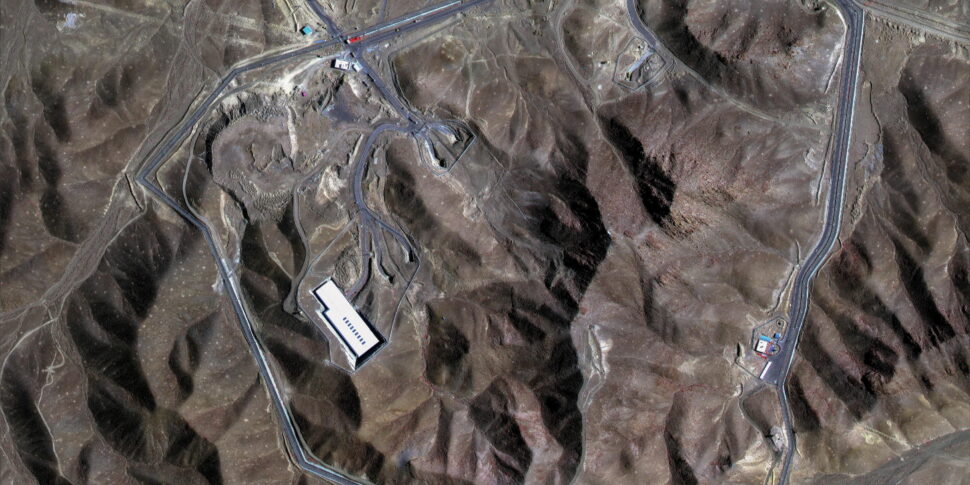 https://assets.gds.it/2025/06/Satellite-image-of-Irans-Fordo-uranium-enrichment-facility_85923384-970x485.jpg