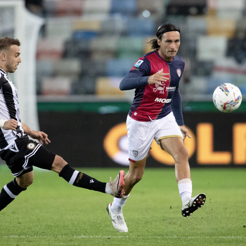 Udinese's Sandi Lovric (L) and Cagliari's Tommaso Augello in action during the Italian Serie A soccer match Udinese Calcio vs Cagliari Calcio at the Friuli - Bluenergy Stadium in Udine, Italy, 25 October 2024. ANSA / GABRIELE MENIS