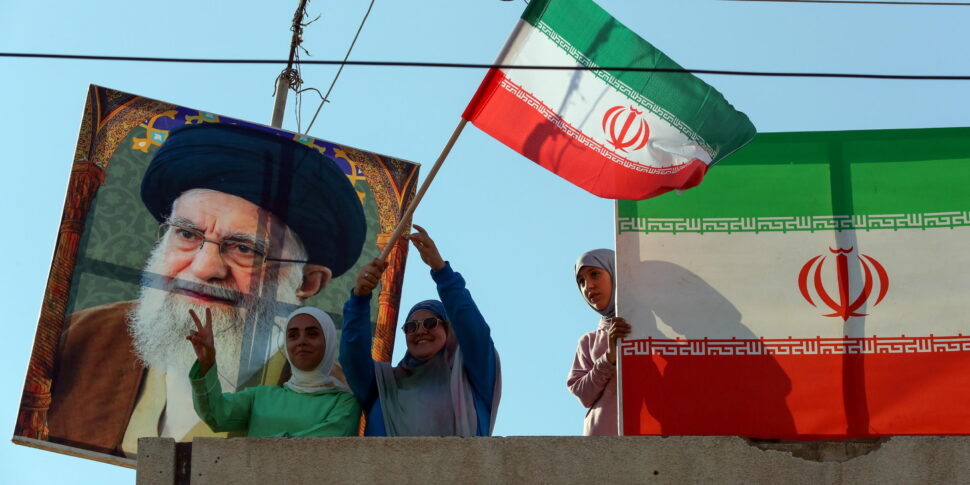 https://assets.gds.it/2025/06/Supporters-of-Hezbollah-in-a-solidarity-rally-with-the-Iranian-people-in-Beirut_85980951-970x485.jpg