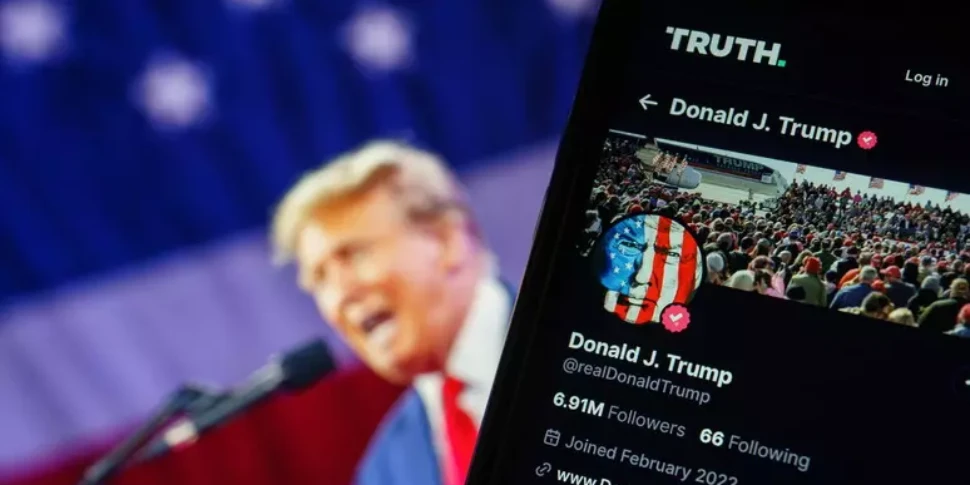 https://assets.gds.it/2025/06/Trump-telefonino-970x485-1750102827.webp