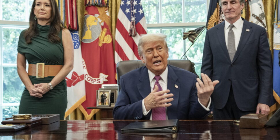 https://assets.gds.it/2025/06/US-Presdient-Trump-speaks-in-the-Oval-Office-at-the-White-House_85711060-970x485.jpg