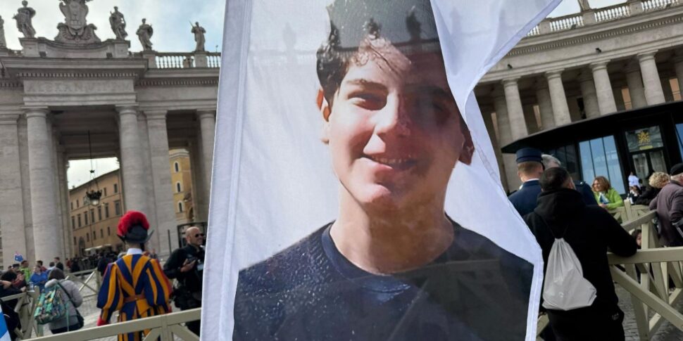 https://assets.gds.it/2025/06/carlo-acutis-970x485.jpg