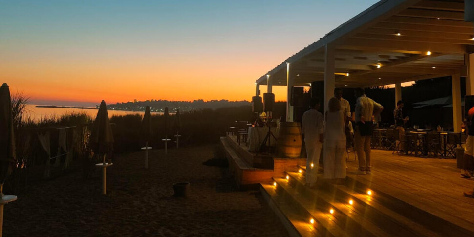 https://assets.gds.it/2025/06/foto-tramonto-lido-Harundo-970x485-1751291008.jpg