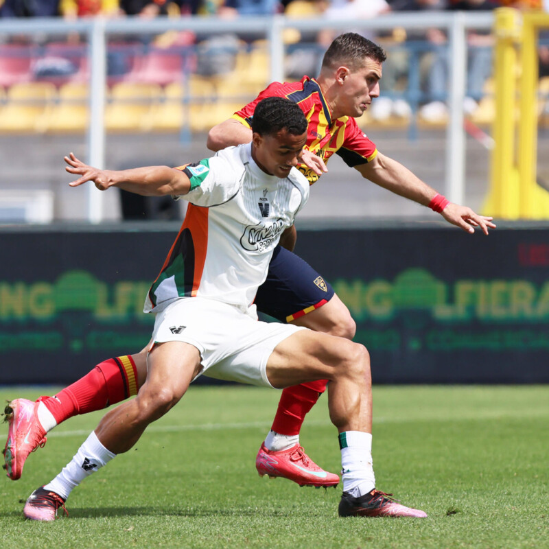 US Lecce's Nikola Krstovic (R) and FC Venezia's Alessandro Marcandalli (L) in action during the Italian Serie A soccer match US Lecce - Venezia FC at the Via del Mare stadium in Lecce, Italy, 6 april 2025. ANSA/ABBONDANZA SCURO LEZZI