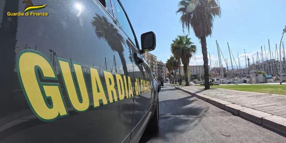 https://assets.gds.it/2025/06/guardia-di-finanza-970x485.jpg