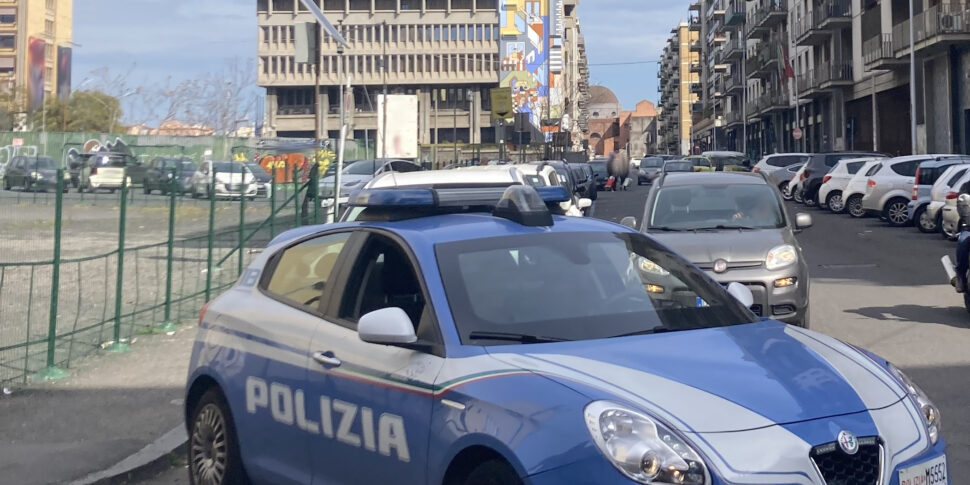 https://assets.gds.it/2025/06/polizia-catania-970x485.jpg