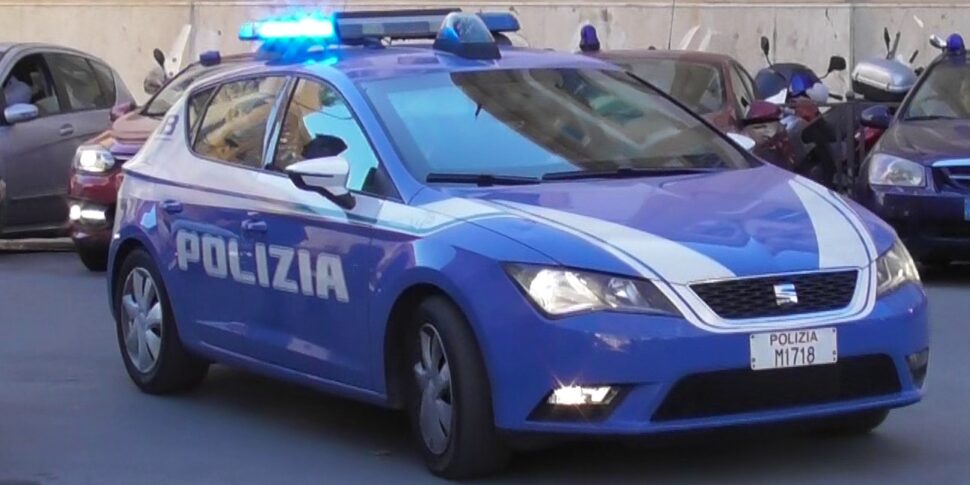 https://assets.gds.it/2025/06/polizia-palermo-970x485.jpg