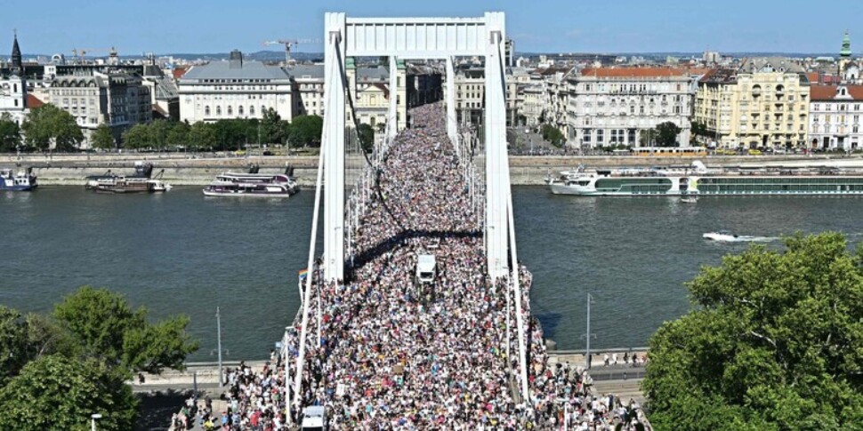 https://assets.gds.it/2025/06/pride-budapest-970x485-1751122096.jpg