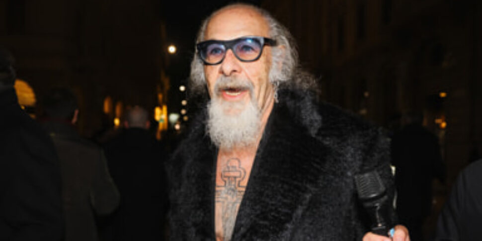 https://assets.gds.it/2025/06/roberto-dagostino-dagospia-970x485.jpg
