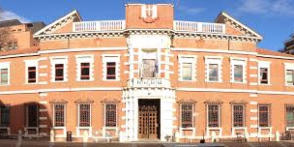 https://assets.gds.it/2025/06/tribunale-di-varese-970x485.jpg