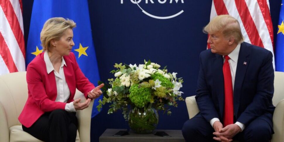 https://assets.gds.it/2025/06/trump-e-von-der-leyen-970x485.jpg