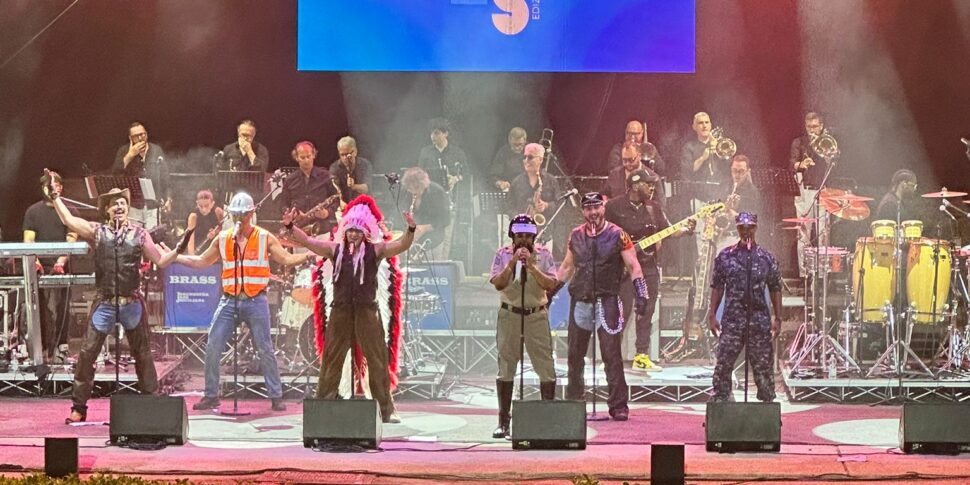 Collasso con disidratazione per Victor Willis, interrotto il concerto dei Village People al Teatro di Verdura
