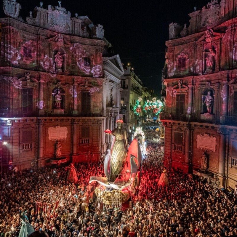 Il Festino dei record e dell'innovazione a Palermo. Non solo per il numero delle persone che ieri sera si sono assiepate lungo il Cassaro al passaggio del corteo storico e al Foro Italico per assistere ai tradizionali giochi pirotecnici, oltre 350 mila presenze secondo il Comune. Ma anche per l'aggiunta di due carri, oltre a quello tradizionale dedicato a Santa Rosalia patrona della città. E poi il trio pop-lirico del "Il Volo" dai tetti della cattedrale nello stesso programma che ha visto protagonisti il coro di voci bianche del Teatro Massimo, gruppi folkloristici e persino un dj set per fare ballare gli spettatori. Una commistione ardita disegnata dalla milanese Balich Wonder Studio del direttore artistico Marco Balich che, insieme al regista Carlos Navarrete Patino e alla locale Odd Agency, ha saputo coinvolgere centinaia di artisti locali, 15 luglio 2024. NPK ANSA / Ufficio stampa Comune di Palermo +++ ANSA PROVIDES ACCESS TO THIS HANDOUT PHOTO TO BE USED SOLELY TO ILLUSTRATE NEWS REPORTING OR COMMENTARY ON THE FACTS OR EVENTS DEPICTED IN THIS IMAGE; NO ARCHIVING; NO LICENSING +++