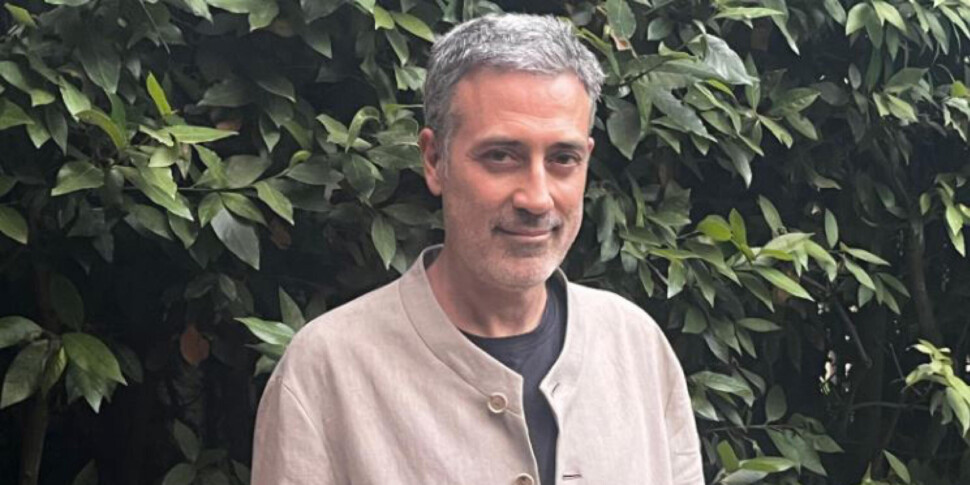 https://assets.gds.it/2025/07/Andrea-Bajani-scaled-970x485-1751603468.jpg