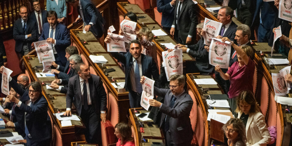https://assets.gds.it/2025/07/Aula-del-Senato-votazione-riforma-della-separazione-delle-carriere-970x485.jpg