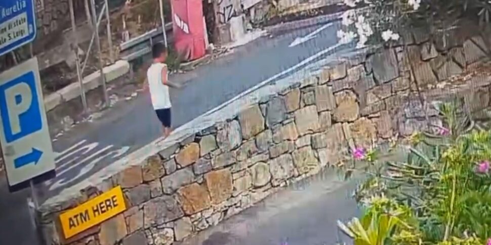 https://assets.gds.it/2025/07/Bimbo-scomparso-a-Ventimiglia-in-un-video-si-allontana-dal-camping_86299522-970x485.jpg