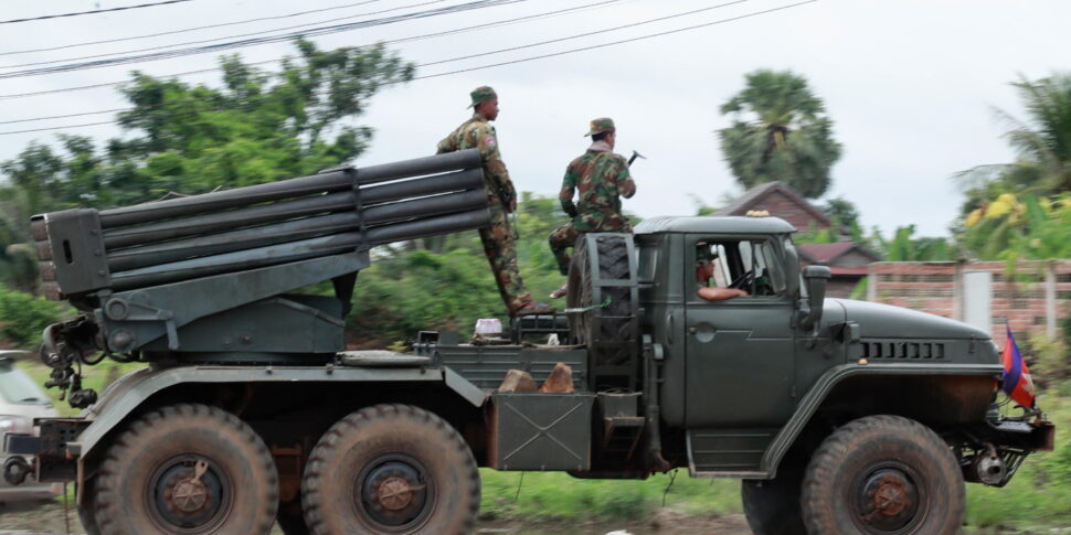https://assets.gds.it/2025/07/Border-Clashes-enter-fourth-day-as-Over-80000-people-are-displaced-hundreds-of-schools-shut_86557078-970x485.jpg