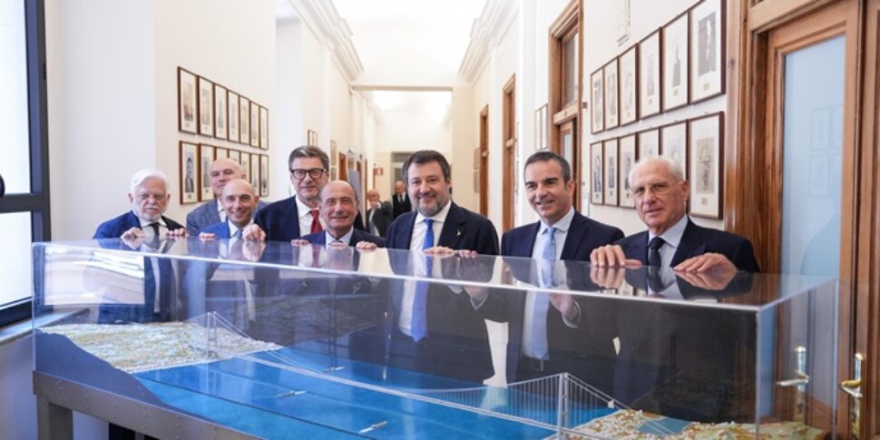 https://assets.gds.it/2025/07/Firma-Accordo-di-programma-su-ponte-sullo-Stratto-1-970x485.jpeg