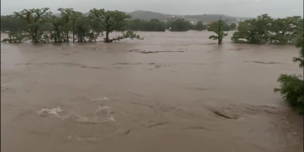 https://assets.gds.it/2025/07/I-morti-in-Texas-per-le-alluvioni-sono-almeno-sei-_86155902-970x485.jpg