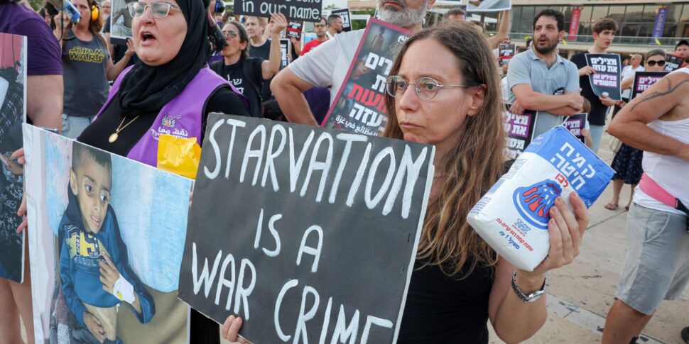 https://assets.gds.it/2025/07/ISRAEL-PALESTINIAN-CONFLICT-GAZA-FOOD-PROTEST_86471118-970x485.jpg