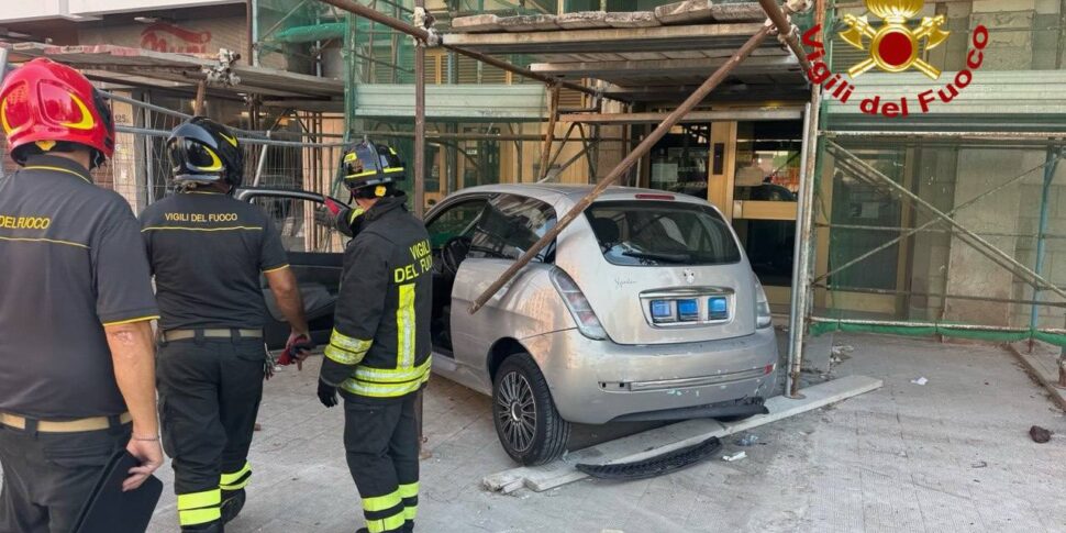 Palermo, paura in via Serradifalco: auto si schianta contro un ...