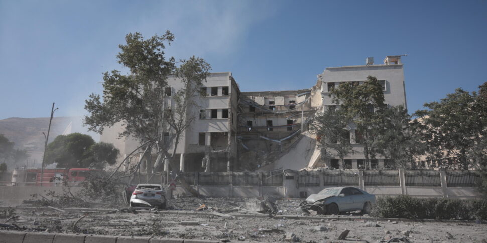 https://assets.gds.it/2025/07/Israel-carries-out-airstrike-on-Syrian-Defense-Ministry-in-Damascus_86360046-970x485.jpg