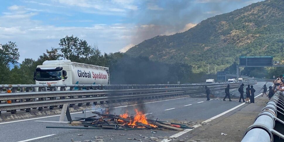 https://assets.gds.it/2025/07/No-Tav-occupano-autostrada-chiusa-la-Torino-Bardonecchia-_86546937-970x485.jpg
