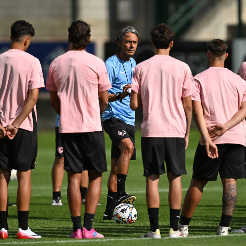 Pippo Inzaghi a colloquio con la squadra (Foto Tullio Puglia)