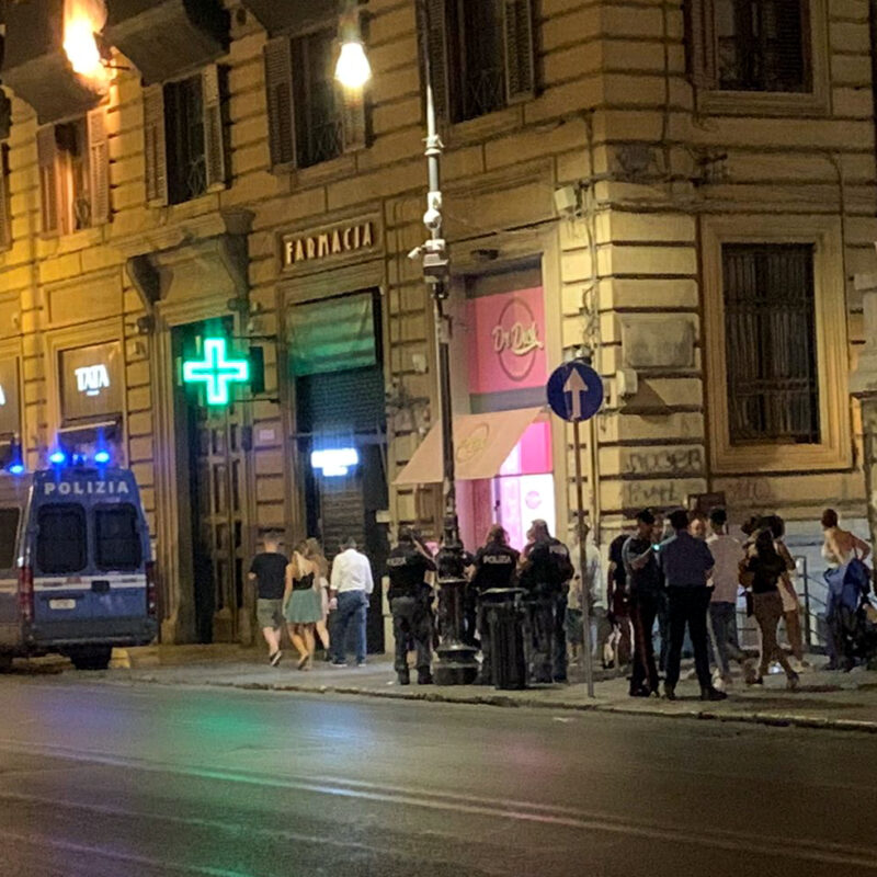 Palermo.La movida alla Vucciria,polizia e carabinieri controllano la via Roma....Ph.Alessandro Fucarini